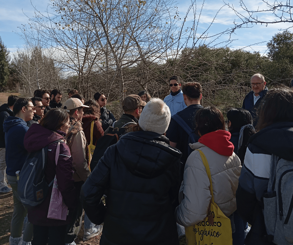 Explicación en campo sobre el procedimiento de toma de muestras