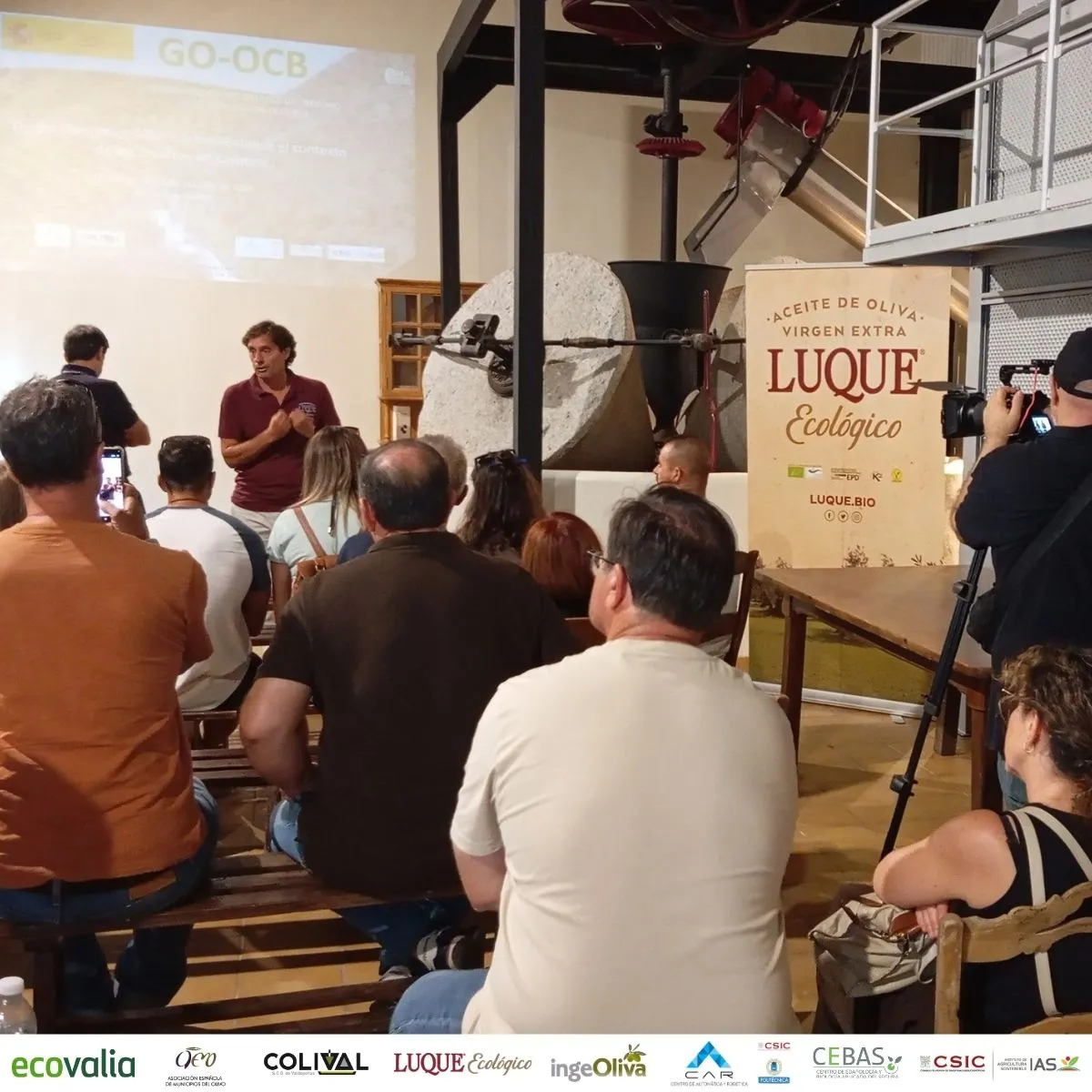 Participantes durante la visita a la finca piloto